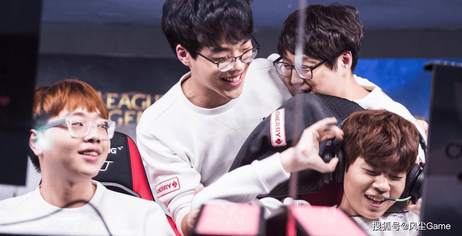 包含Uzi新星重返赛场表现突出，老鹰前途光明！的词条