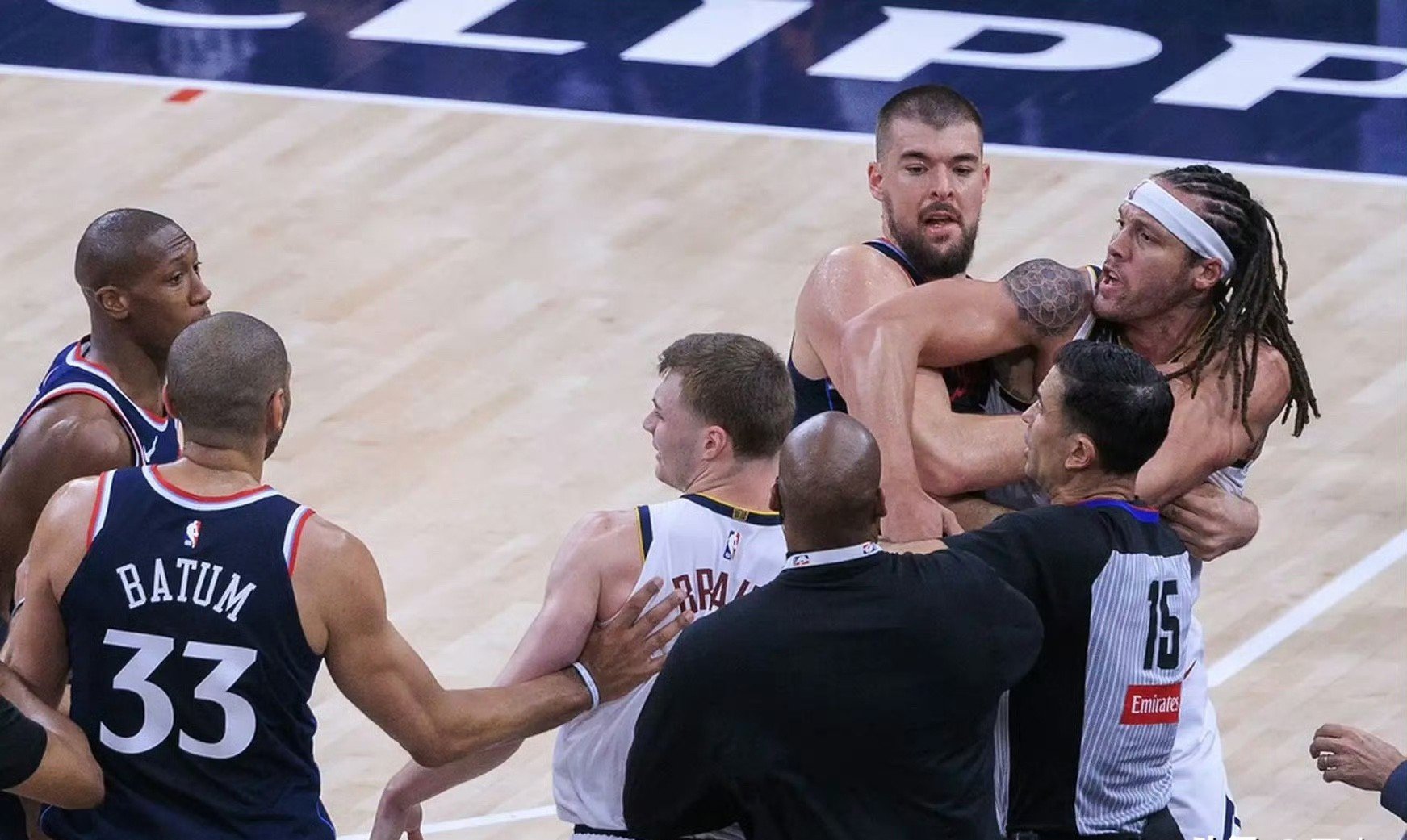 开云入口-哈登重返赛场，最后时刻胜出首场状态出色，西班牙队观众沸腾！-开云入口