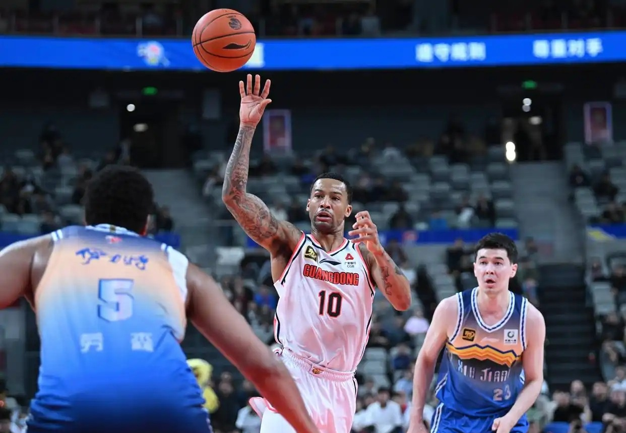 转会期广东宏远备战欧篮联；造点机会细节曝光；态度坚定；高层口径保持一致的简单介绍